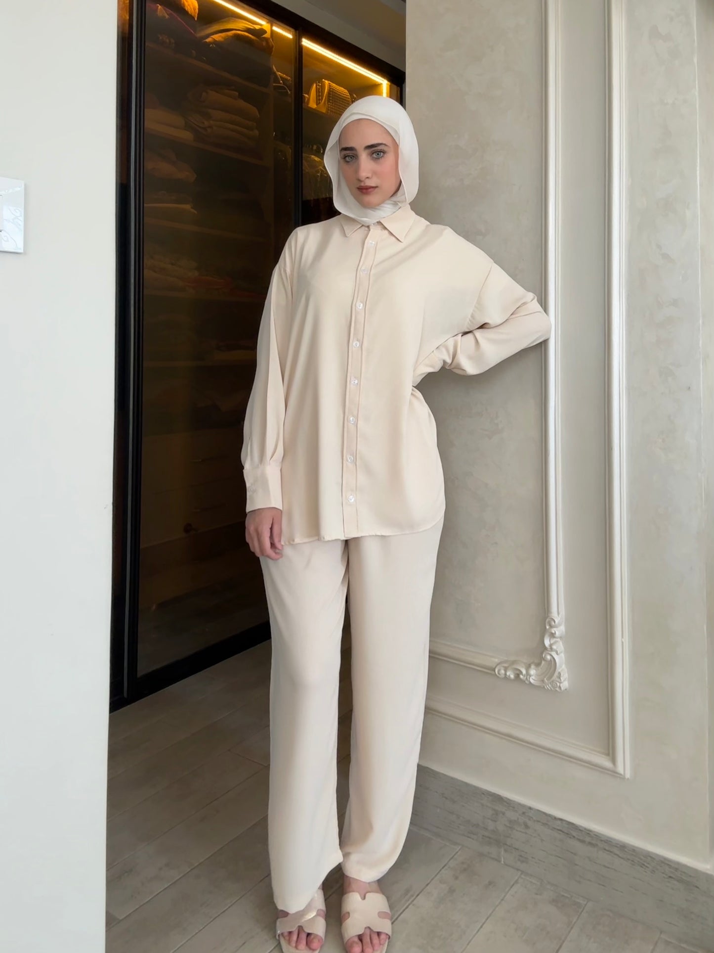 Oversized suit with back buttons on the shirt