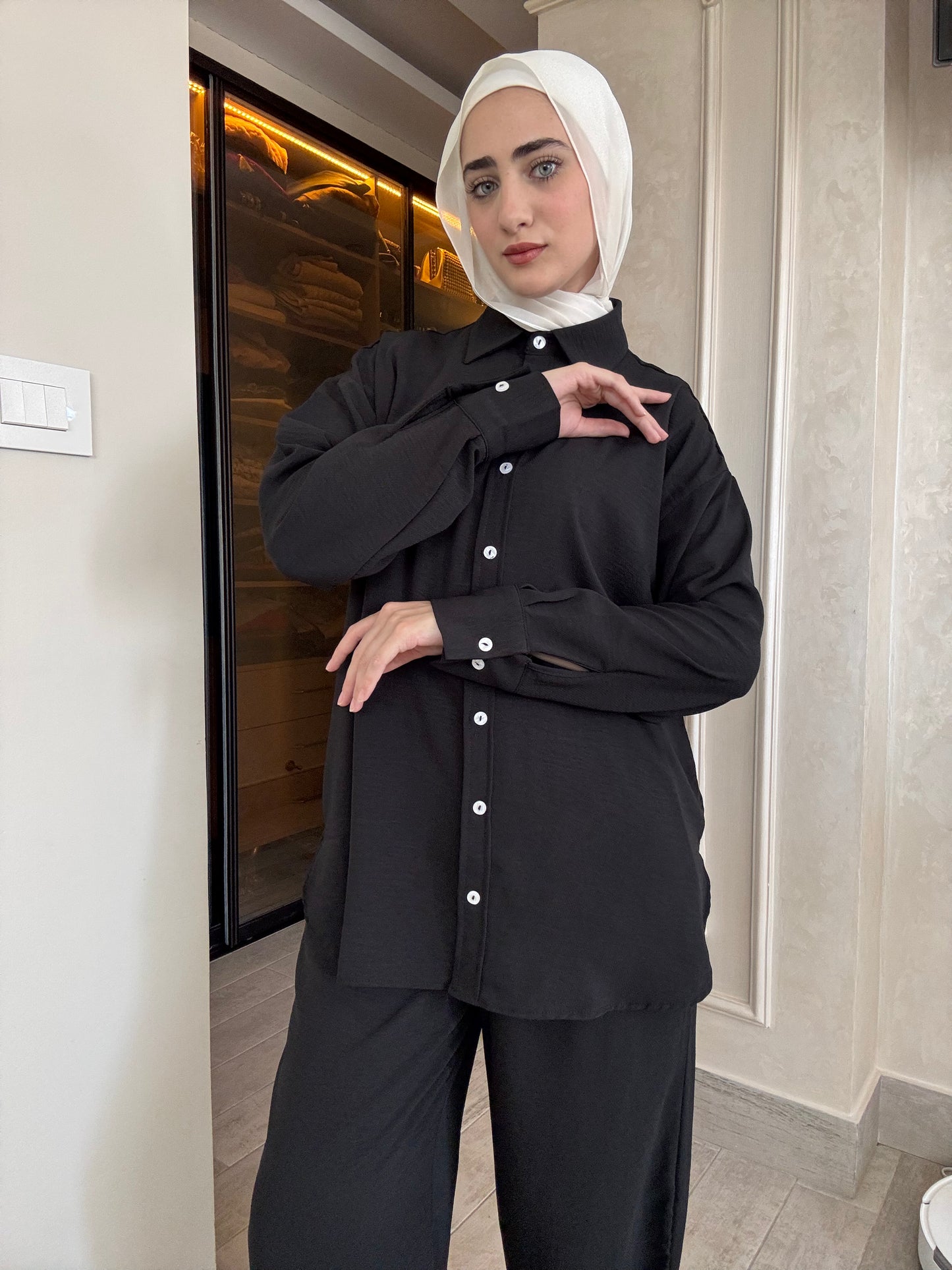 Oversized suit with back buttons on the shirt