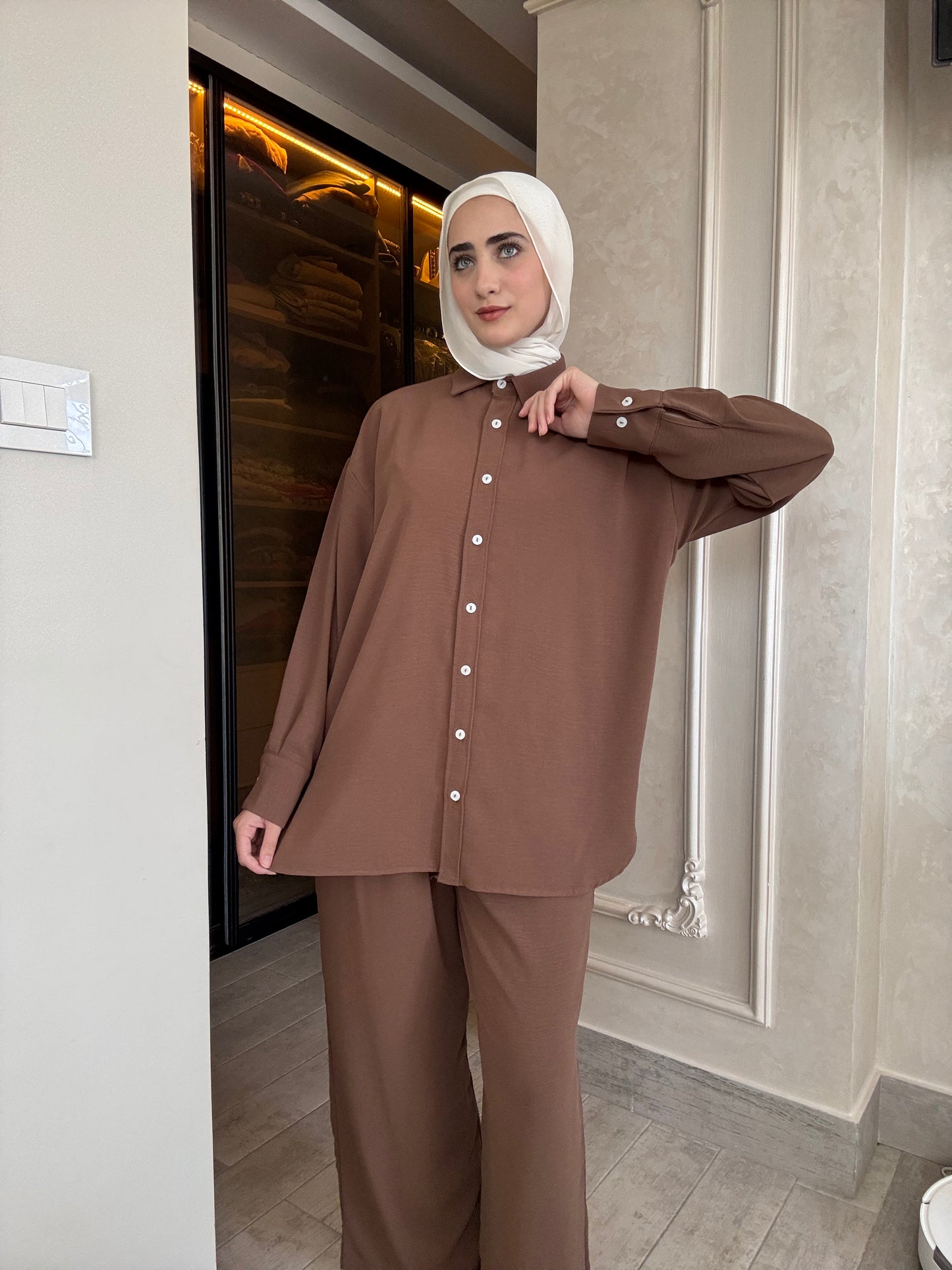Oversized suit with back buttons on the shirt