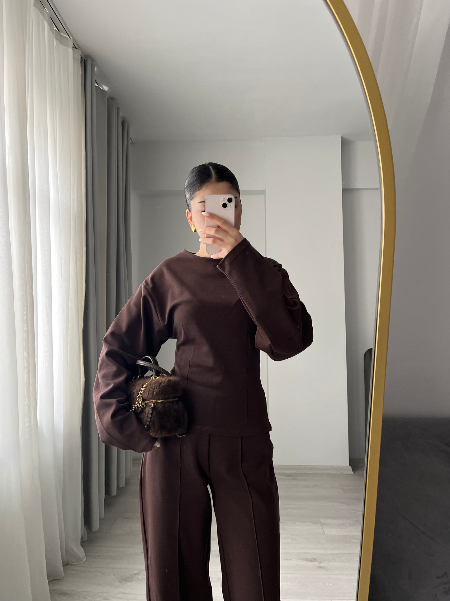 Zara model Long-sleeve blouse with pleats