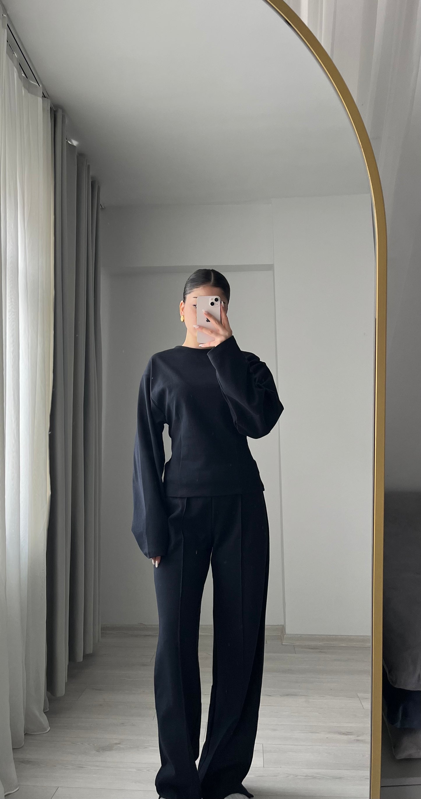 Zara model Long-sleeve blouse with pleats