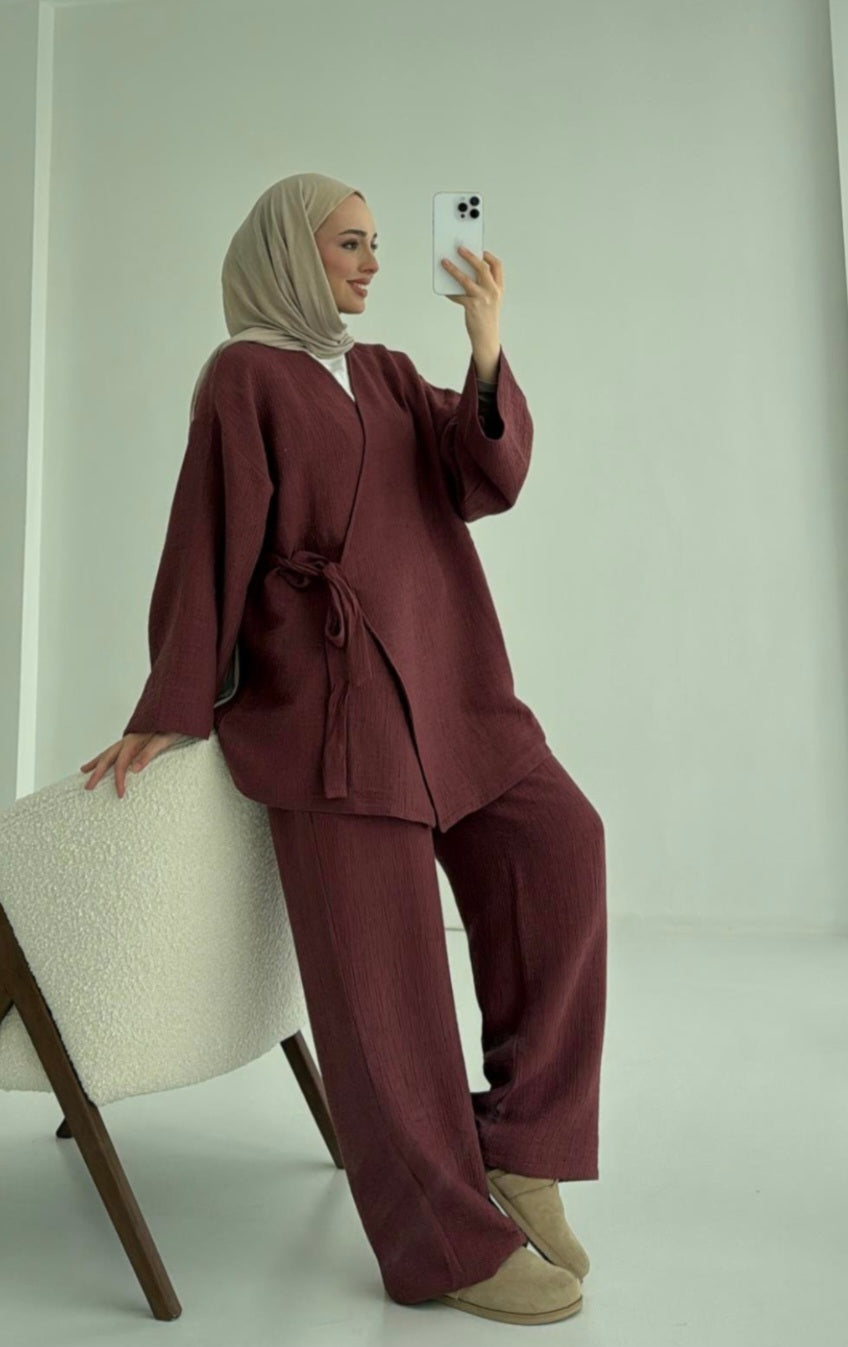 Double-breasted kimono V-neck. Featuring long sleeves with dropped shoulders, a lining and a self-tie fastening.