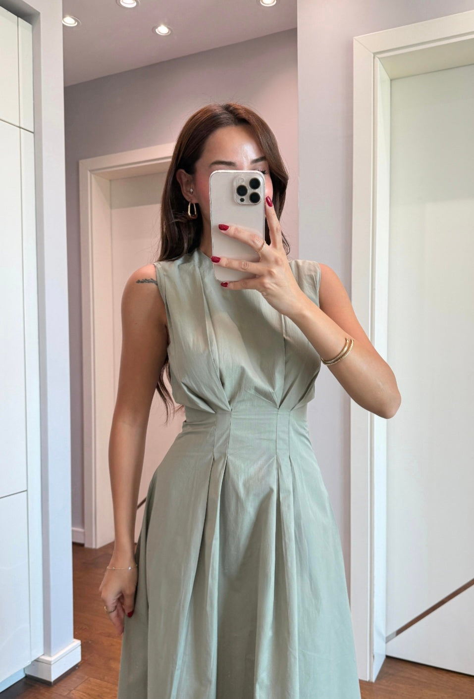 Sleeveless poplin dress with pleats