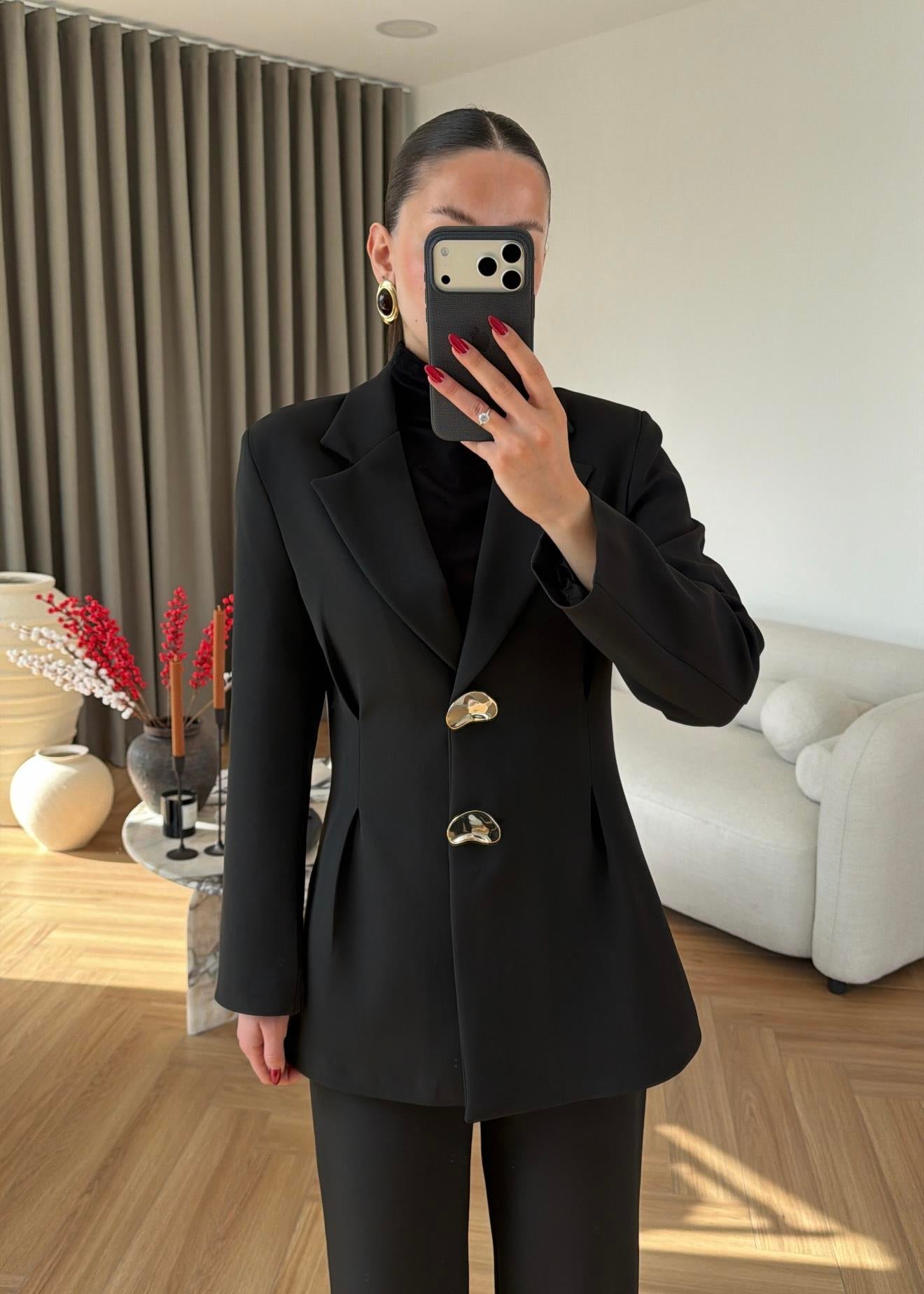 Large Buttoned, Waist-Fit Suit - black