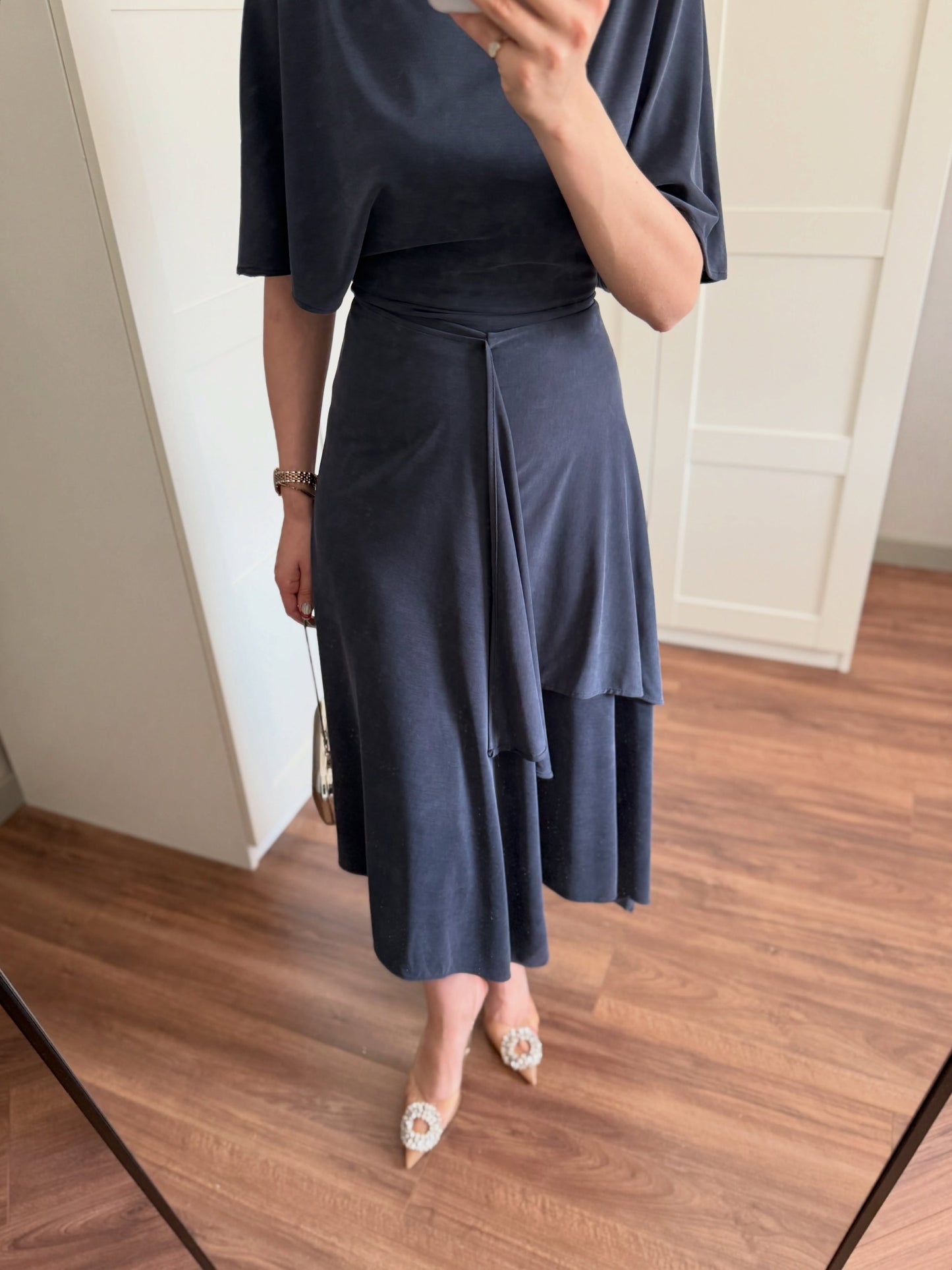 Zara model Loose-fitting top with crew neck ,Flowing mid-waist midi skirt with an asymmetric hem.
