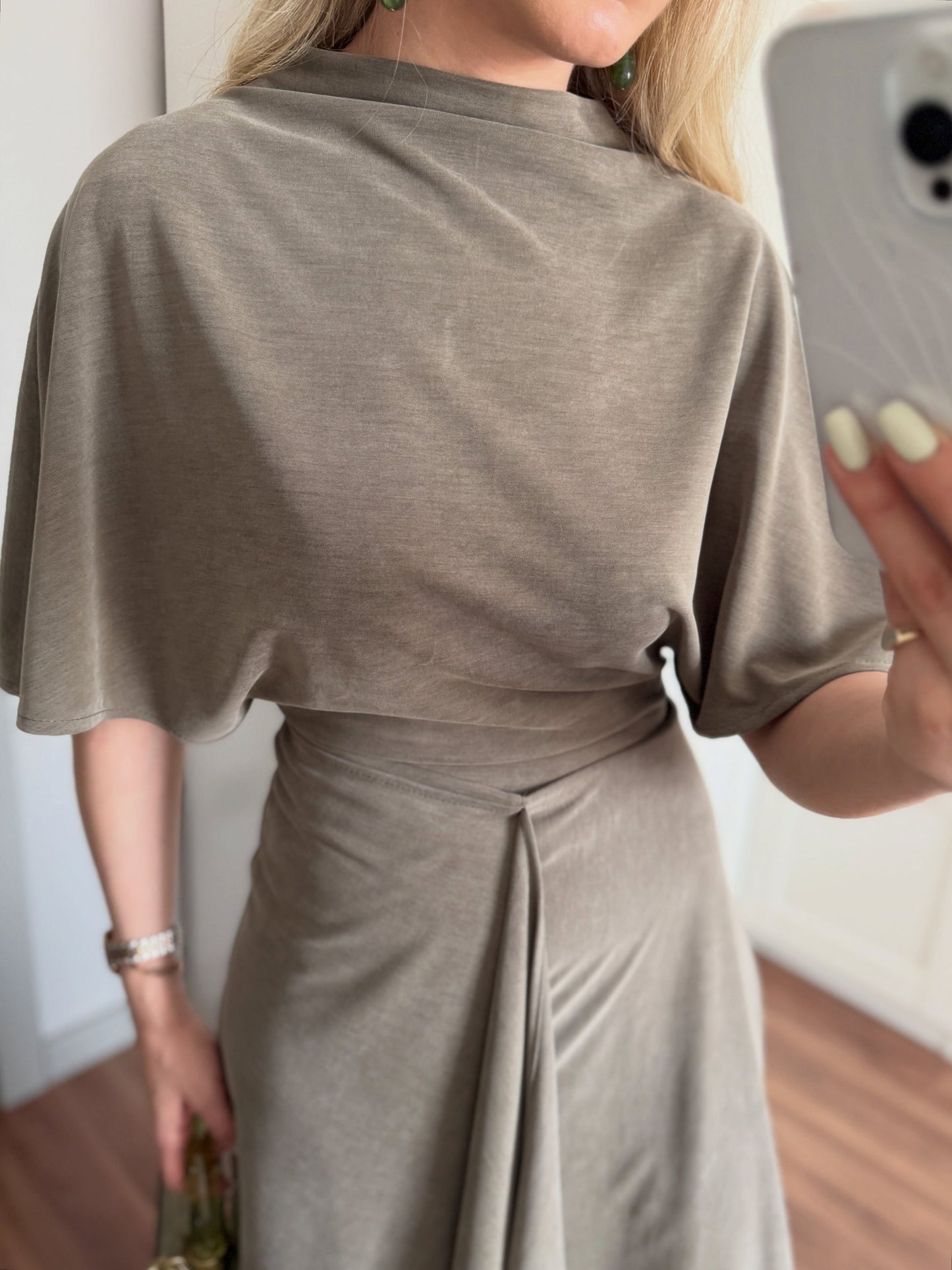 Zara model Loose-fitting top with crew neck ,Flowing mid-waist midi skirt with an asymmetric hem.