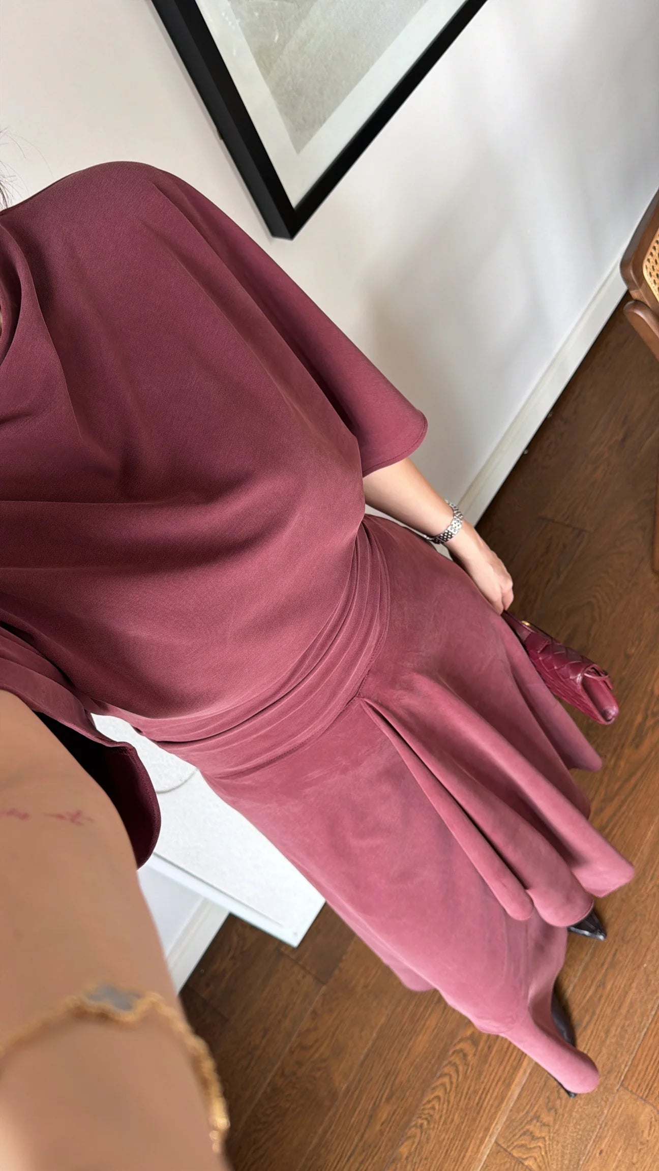 Zara model Loose-fitting top with crew neck ,Flowing mid-waist midi skirt with an asymmetric hem.