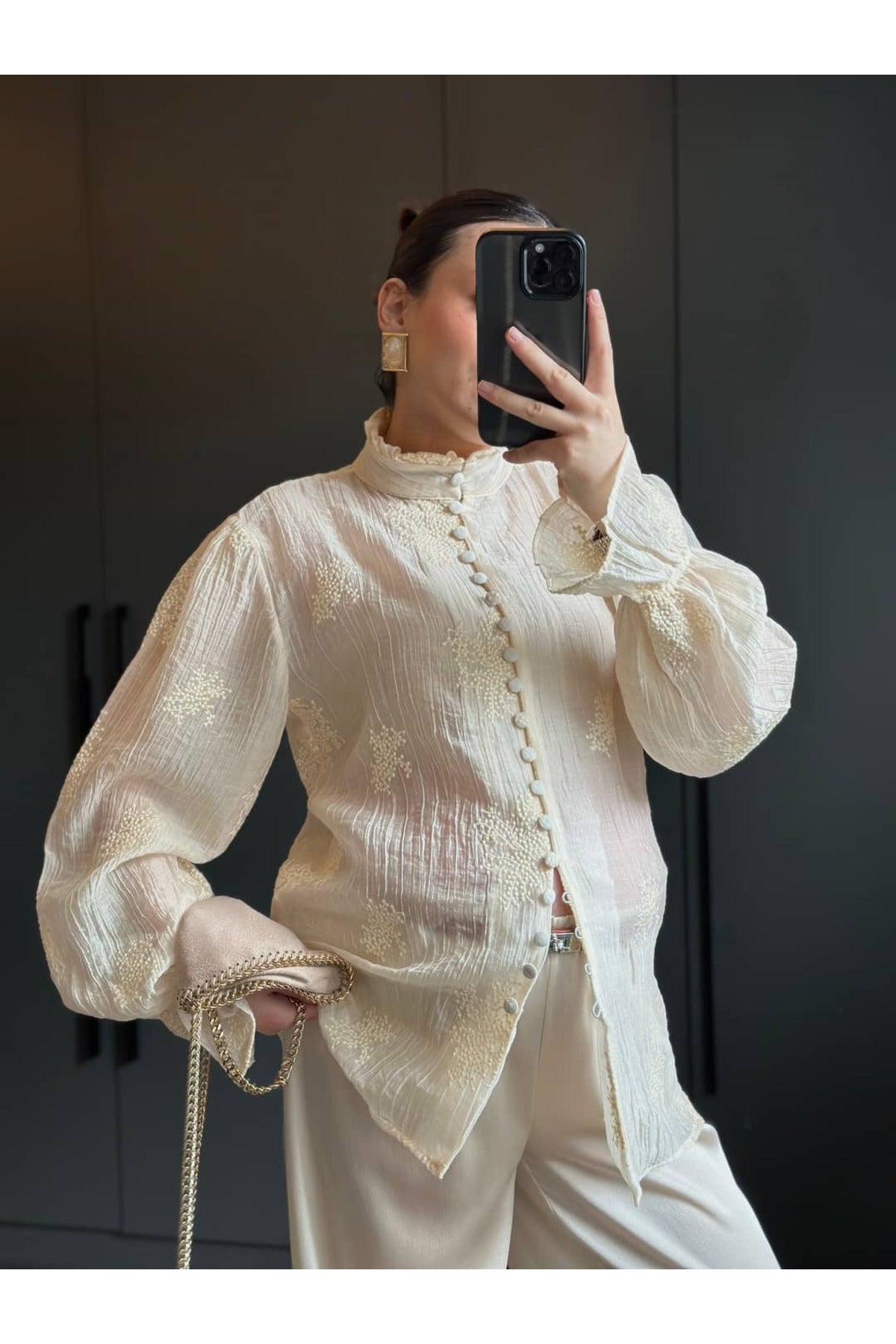 Long-sleeved embroidered shirt with ruffles and elasticated cuffs.