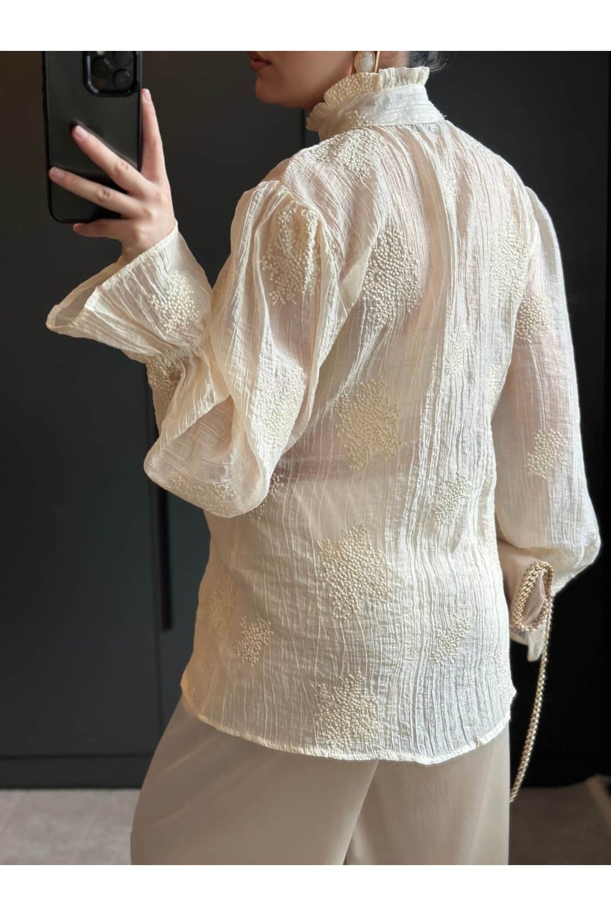 Long-sleeved embroidered shirt with ruffles and elasticated cuffs.