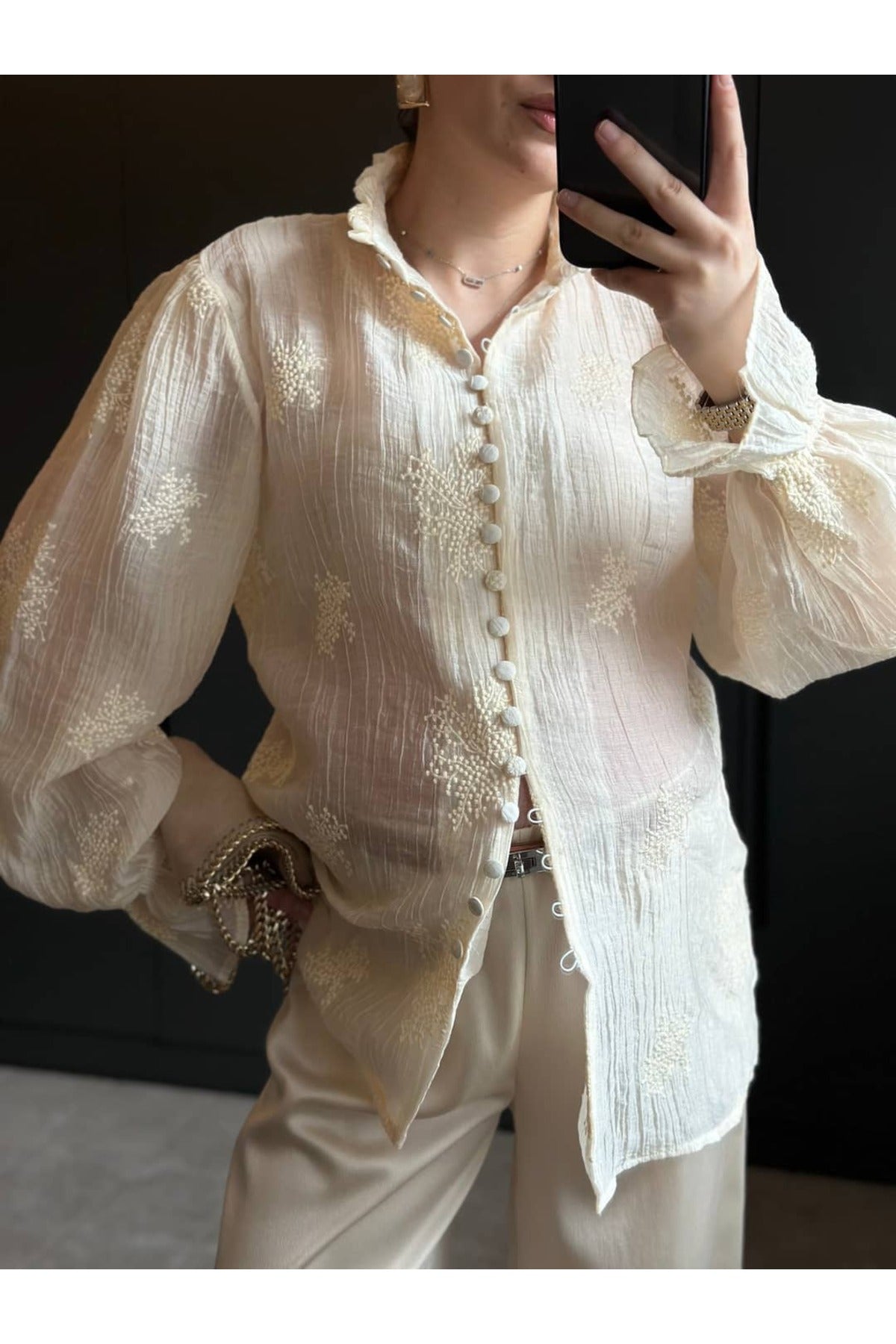 Long-sleeved embroidered shirt with ruffles and elasticated cuffs.