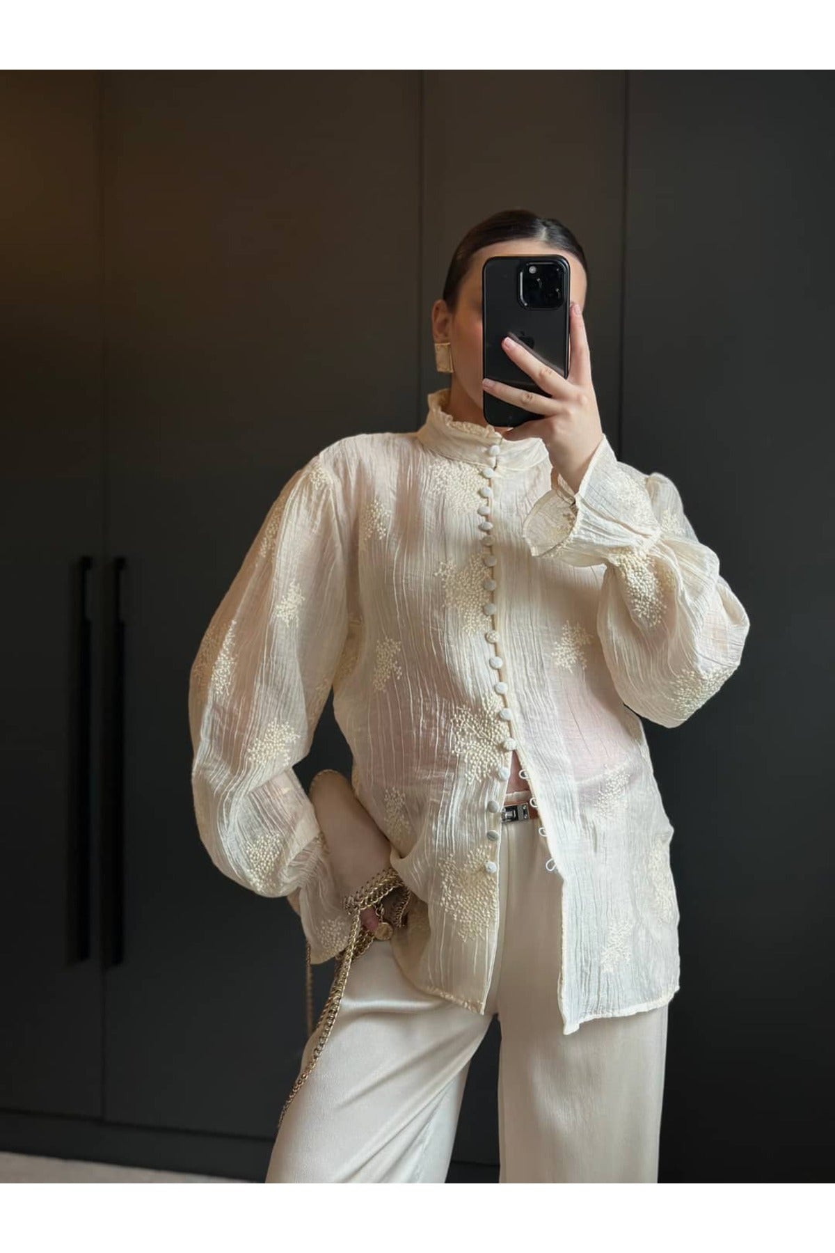 Long-sleeved embroidered shirt with ruffles and elasticated cuffs.