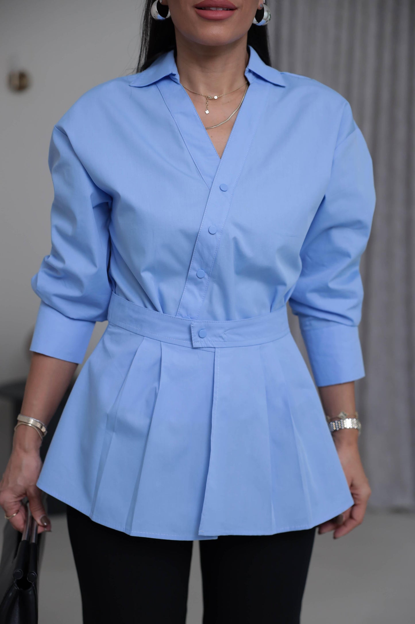 Two-piece shirt (wrappable like a skirt) in blue poplin fabric with an elegant design