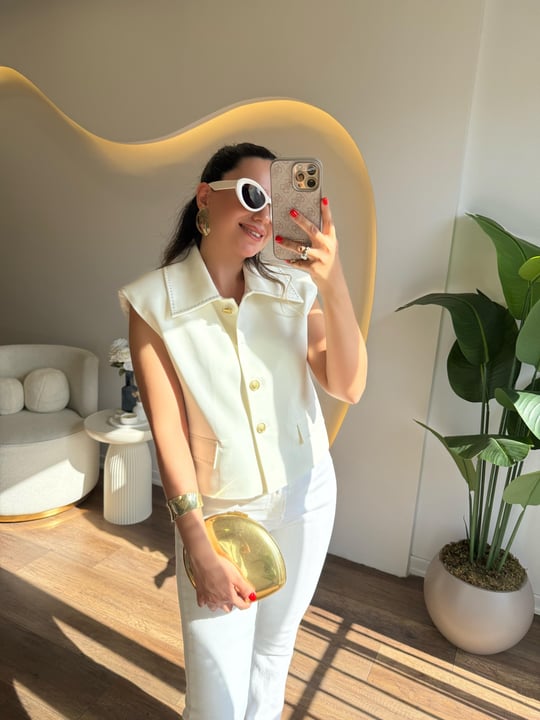 Sleeveless gold buttons jacket
