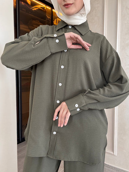 Oversized suit with back buttons on the shirt