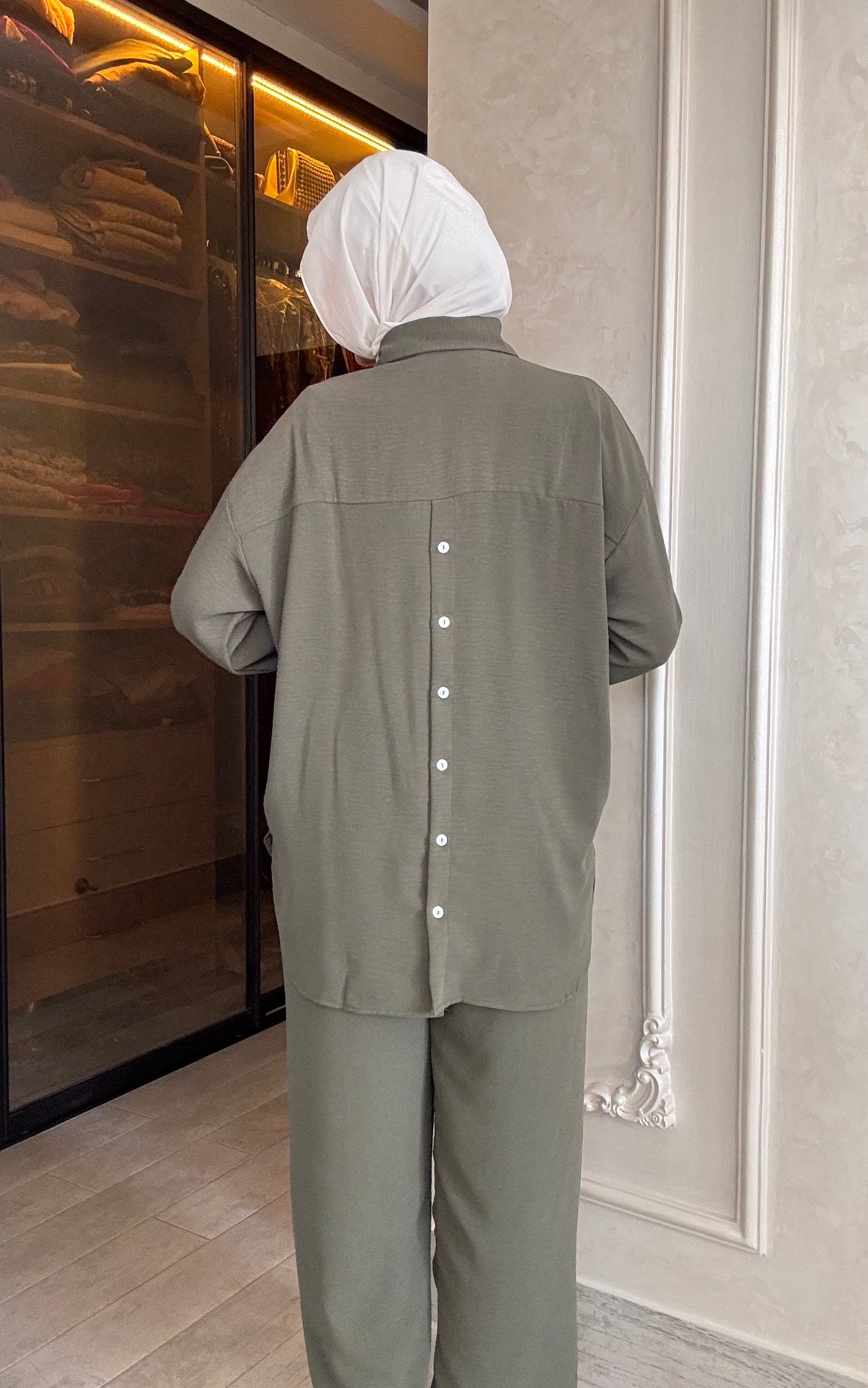 Oversized suit with back buttons on the shirt