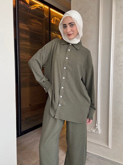 Oversized suit with back buttons on the shirt