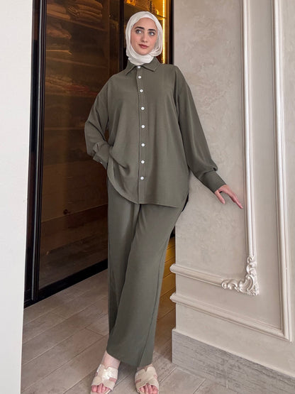 Oversized suit with back buttons on the shirt