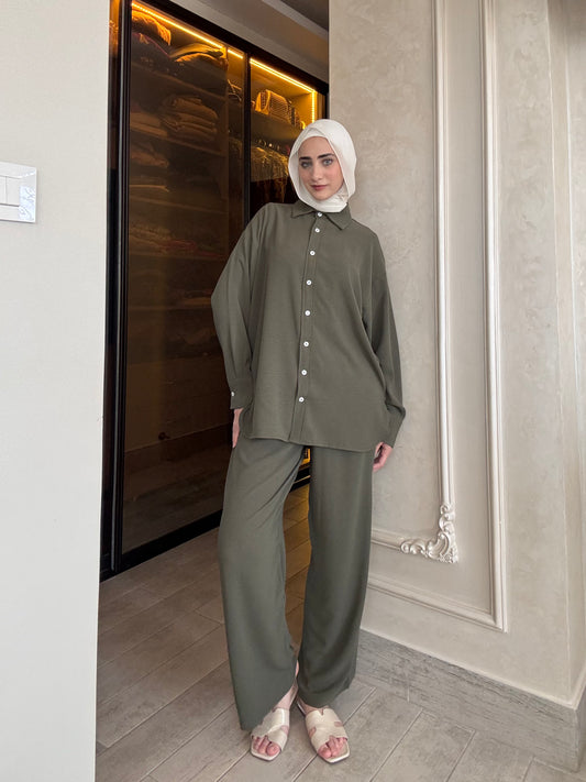 Oversized suit with back buttons on the shirt