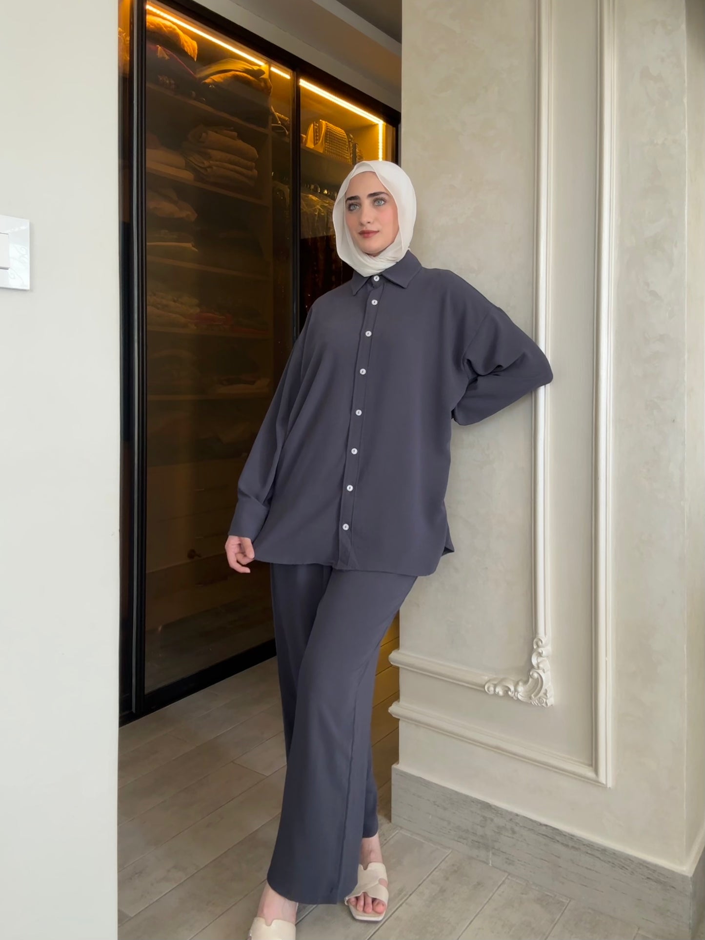 Oversized suit with back buttons on the shirt