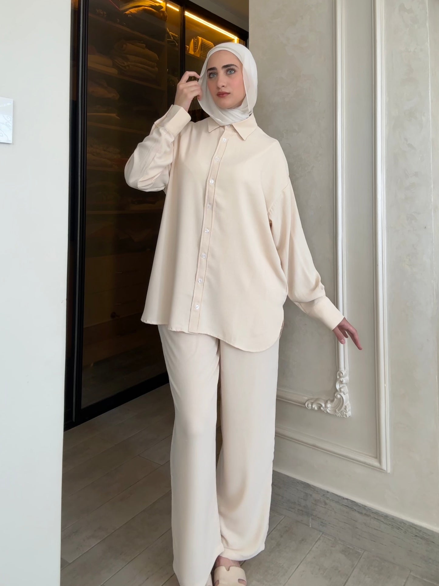 Oversized suit with back buttons on the shirt