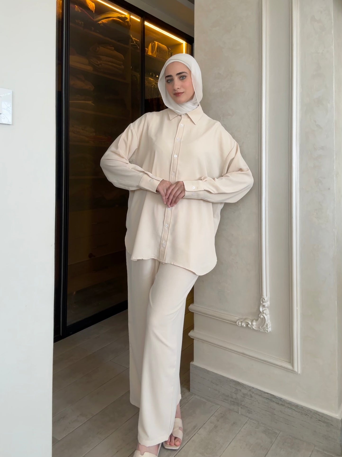 Oversized suit with back buttons on the shirt