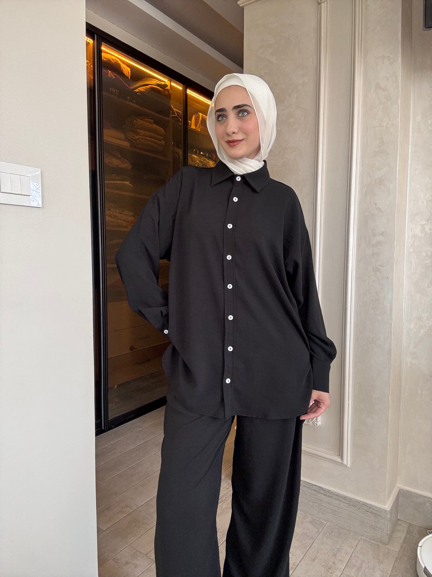 Oversized suit with back buttons on the shirt