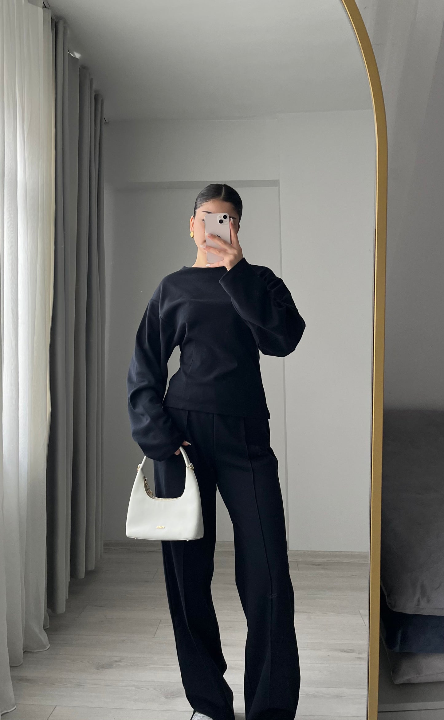Zara model Long-sleeve blouse with pleats