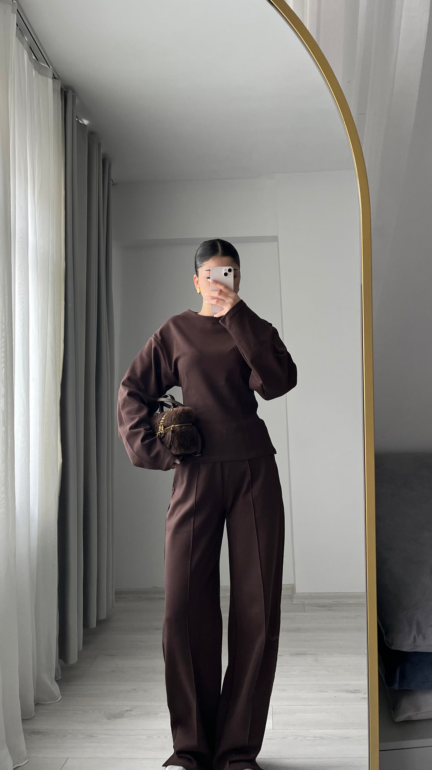 Zara model Long-sleeve blouse with pleats