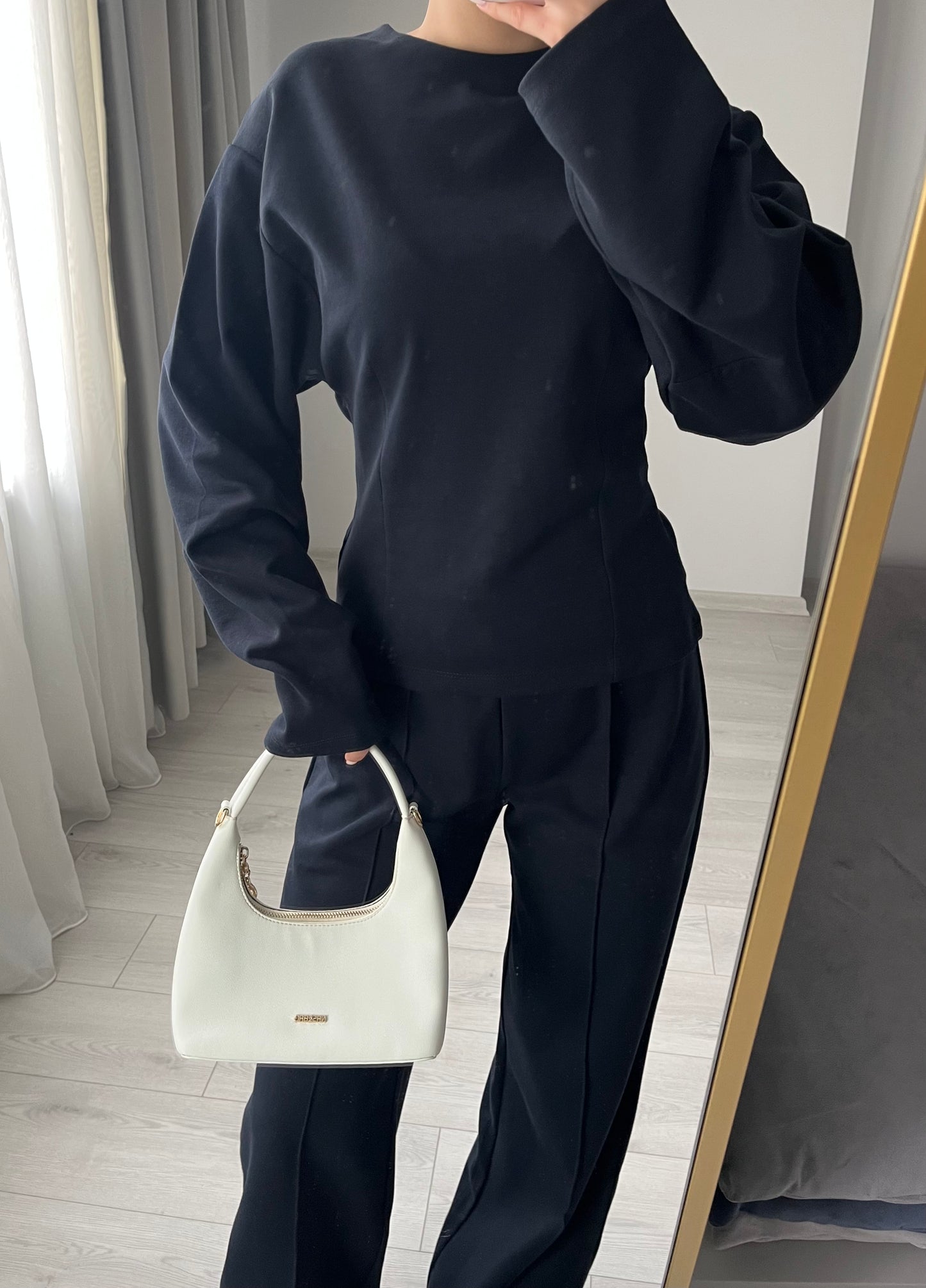 Zara model Long-sleeve blouse with pleats
