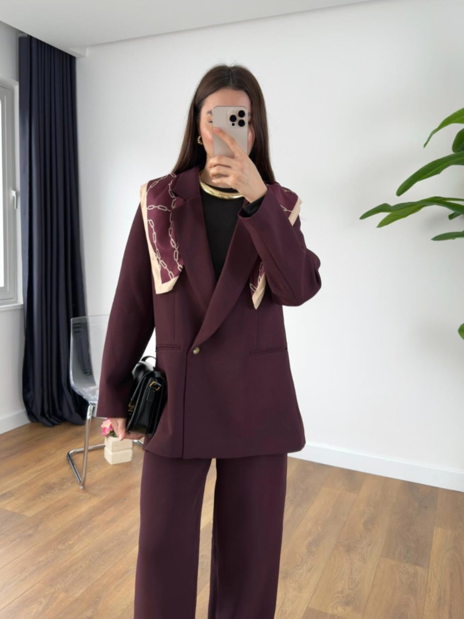 Oversize blazer with straight trouser suit