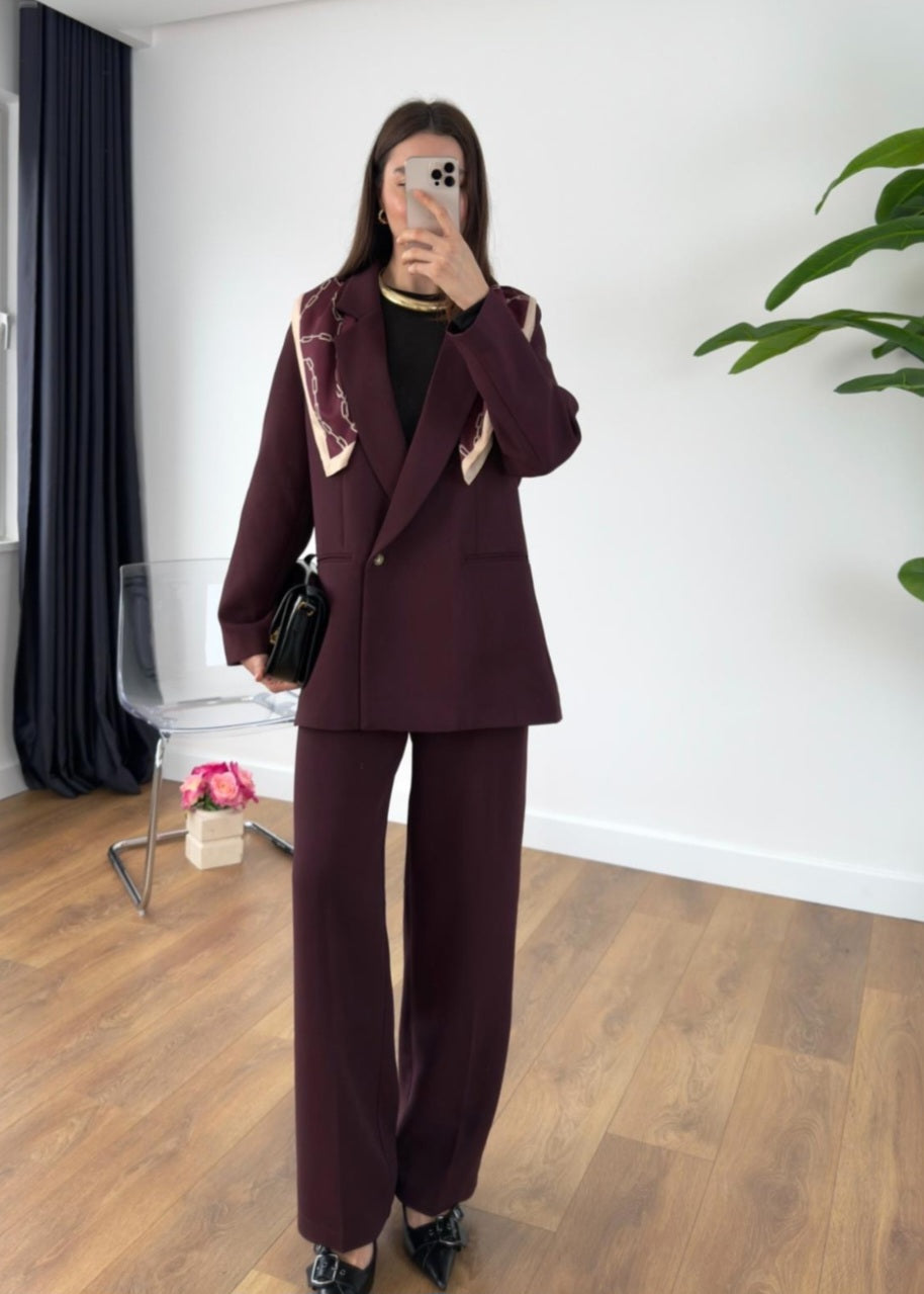 Oversize blazer with straight trouser suit