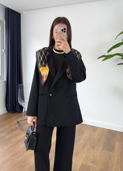 Oversize blazer with straight trouser suit