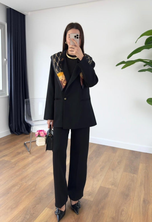 Oversize blazer with straight trouser suit