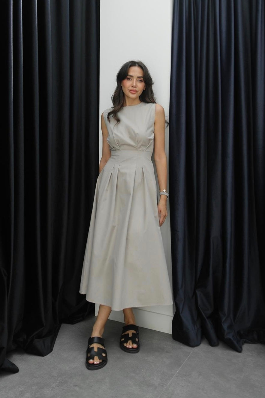 Sleeveless poplin dress with pleats