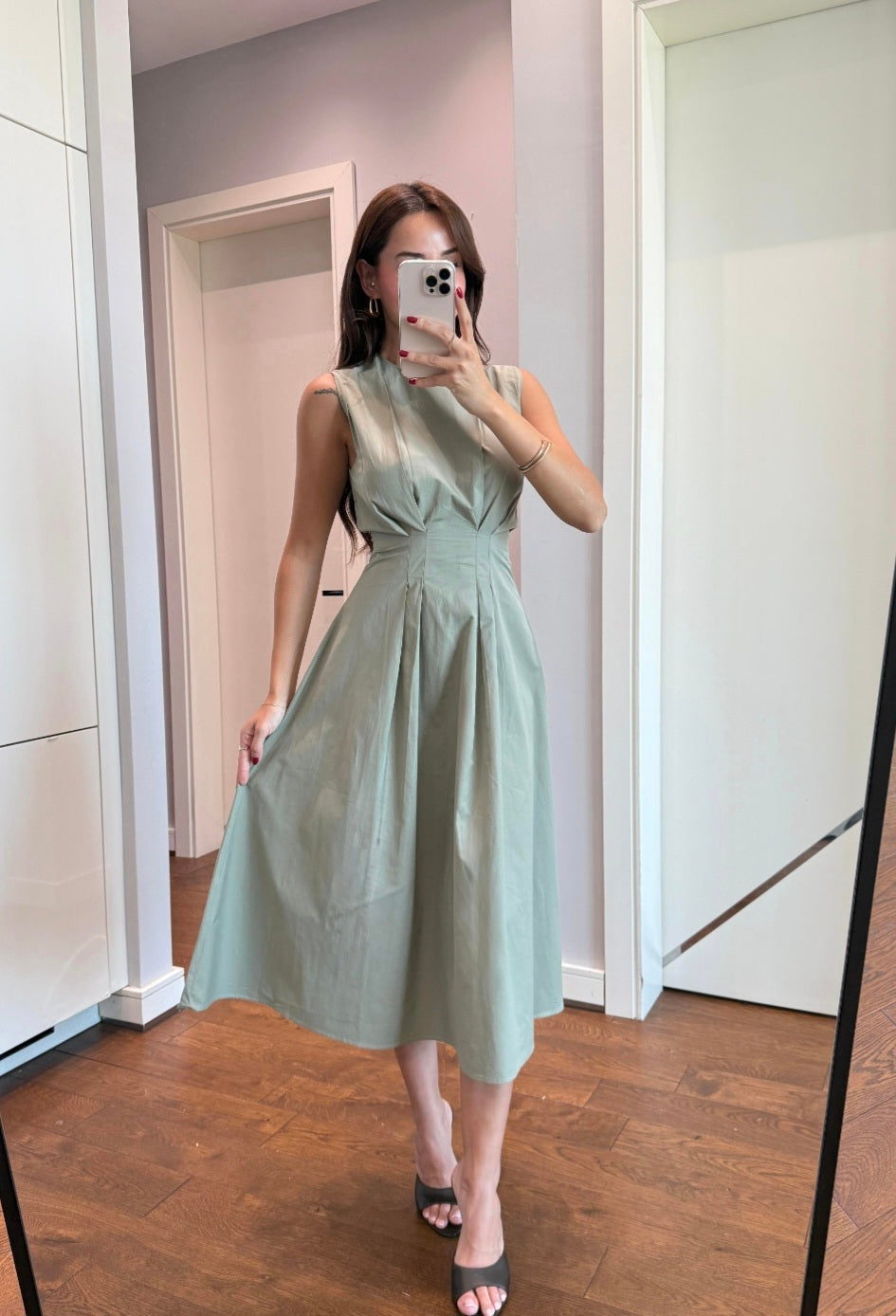Sleeveless poplin dress with pleats