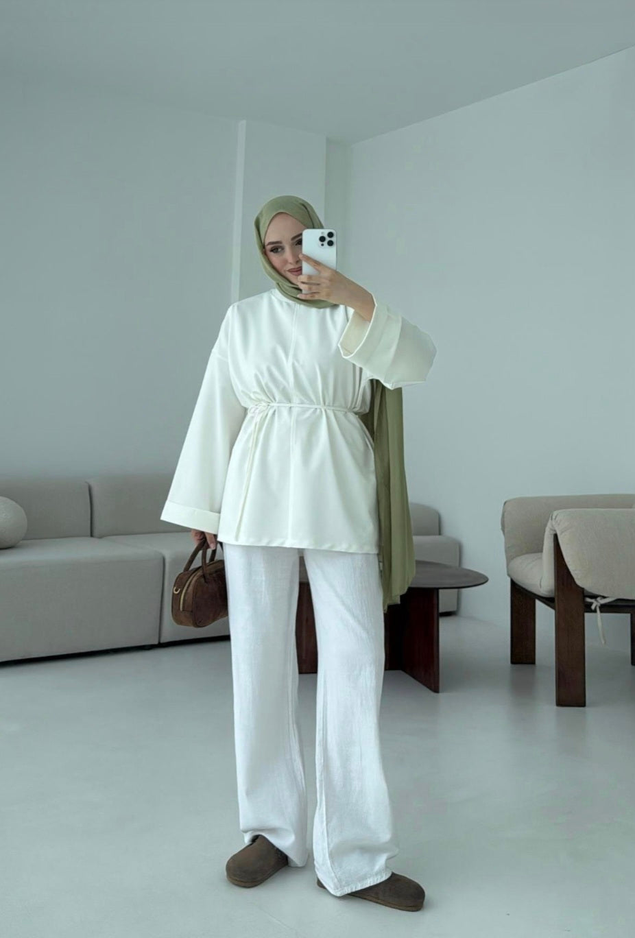 Belted Wide sleeve sweatshirt with side slit (off-white)