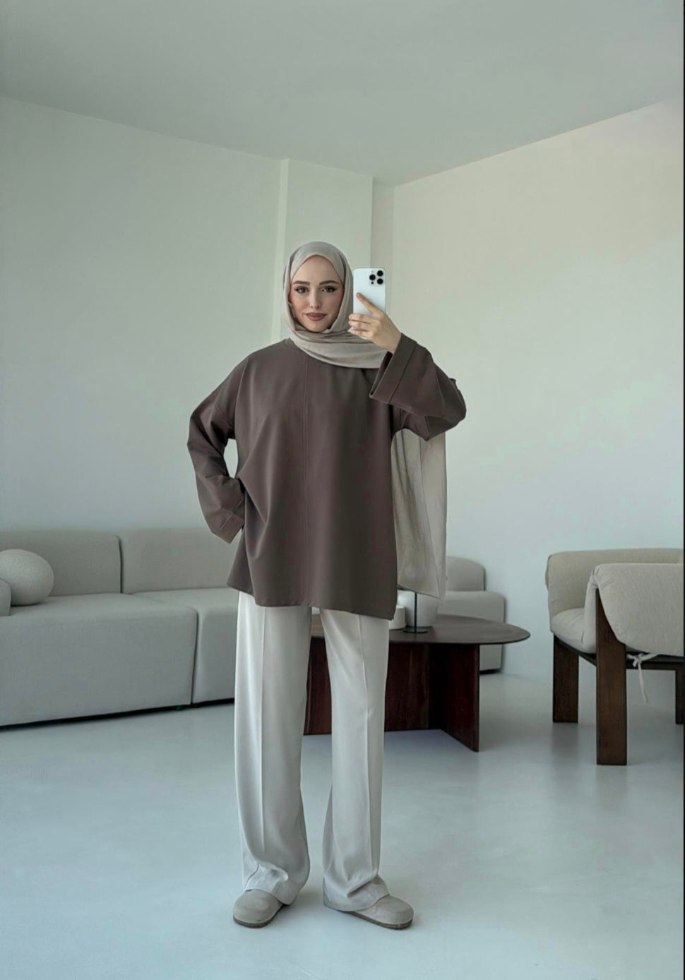 Belted Wide sleeve sweatshirt with side slit (brwon)