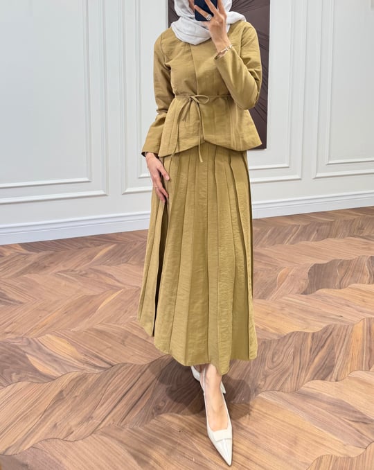 Arna Brooch Detail Pleated Skirt Set Mustard