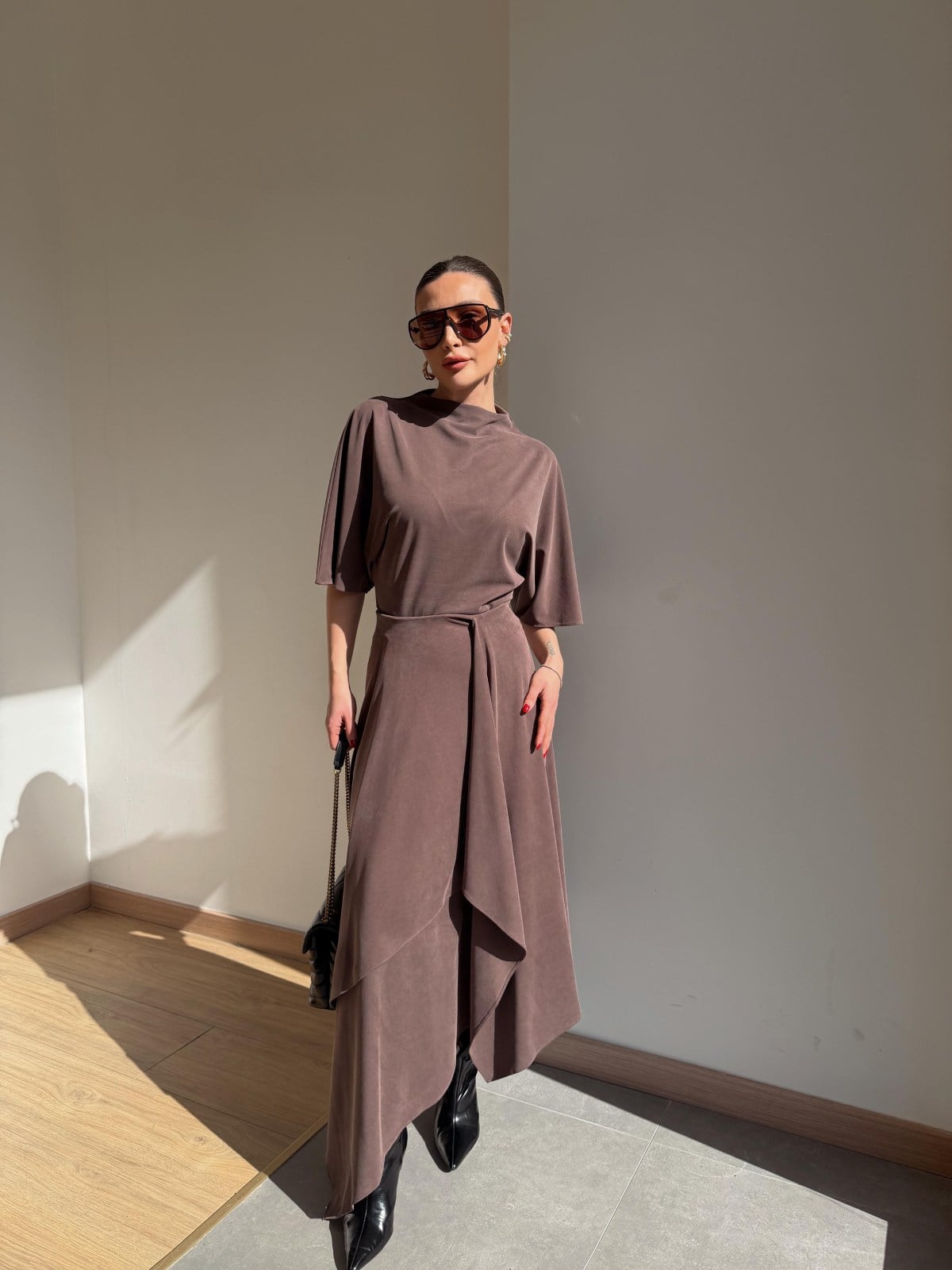 Zara model Loose-fitting top with crew neck  ,Flowing mid-waist midi skirt with an asymmetric hem.