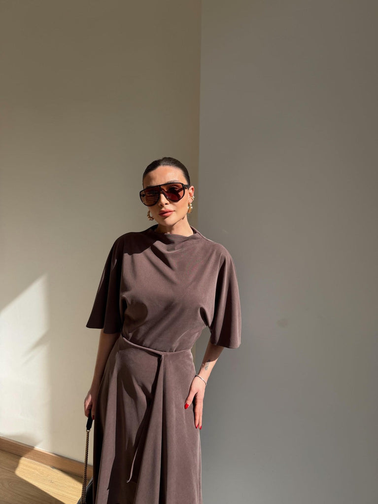 Zara model Loose-fitting top with crew neck  ,Flowing mid-waist midi skirt with an asymmetric hem.