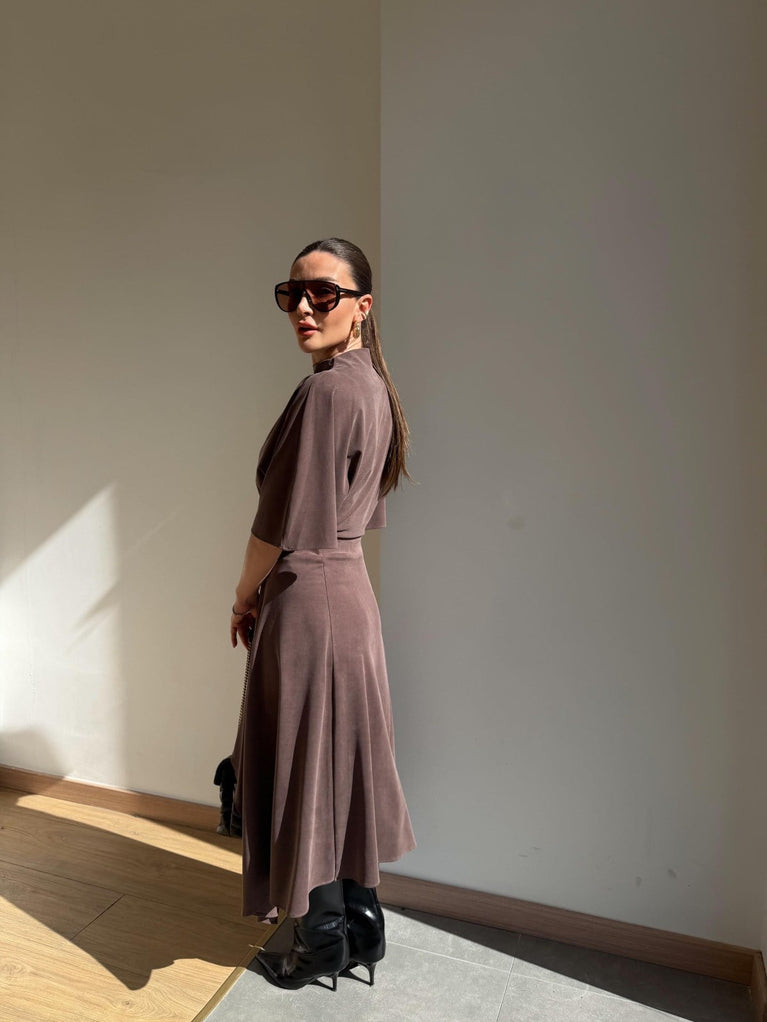 Zara model Loose-fitting top with crew neck  ,Flowing mid-waist midi skirt with an asymmetric hem.