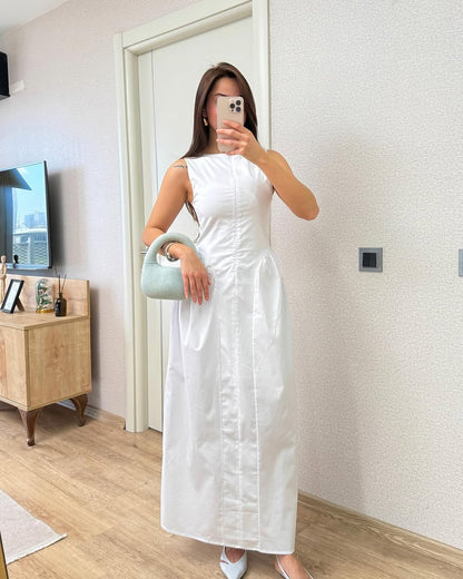 Sleeveless dress with a zipper on the chest