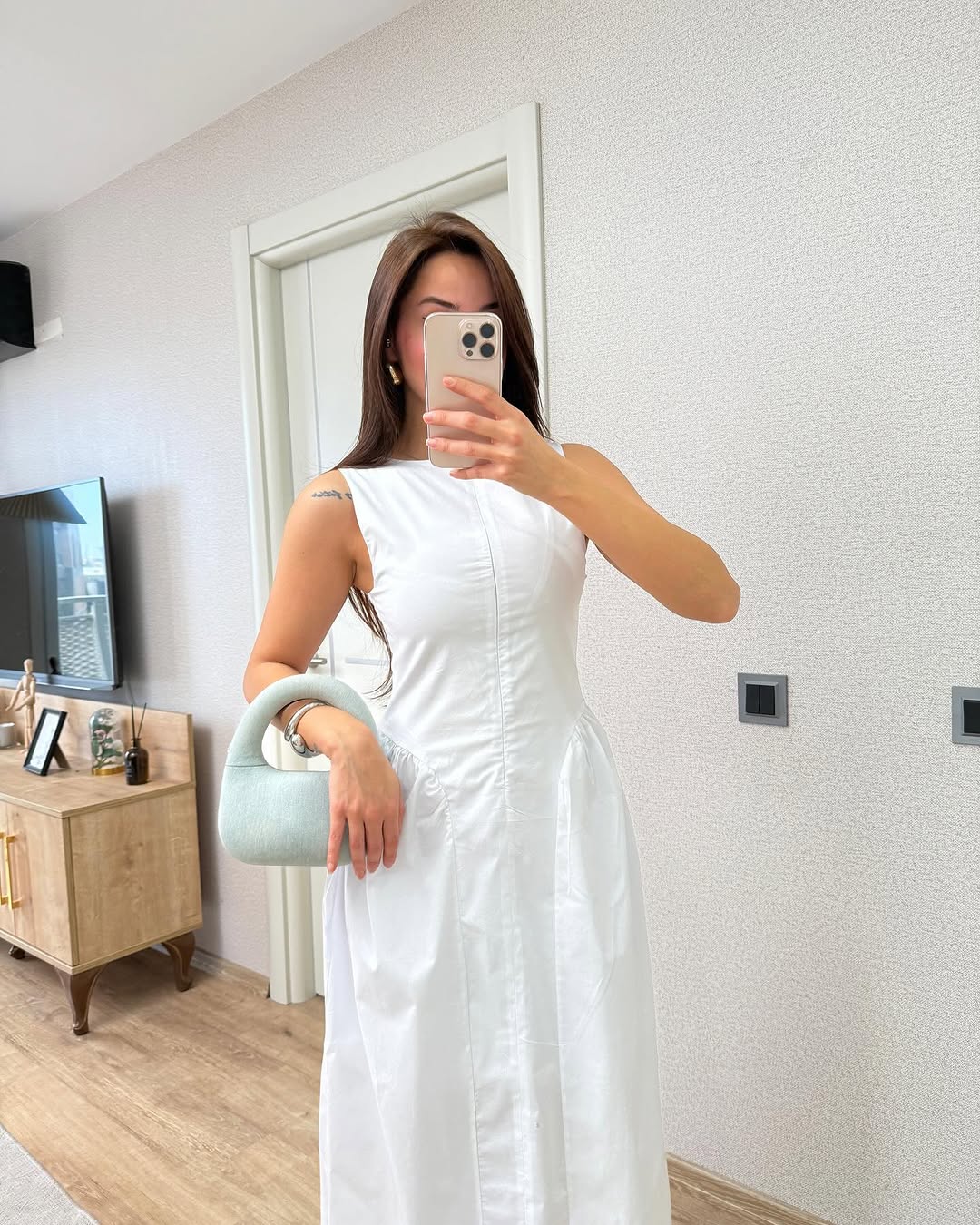 Sleeveless dress with a zipper on the chest