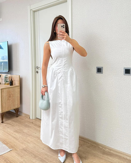 Sleeveless dress with a zipper on the chest