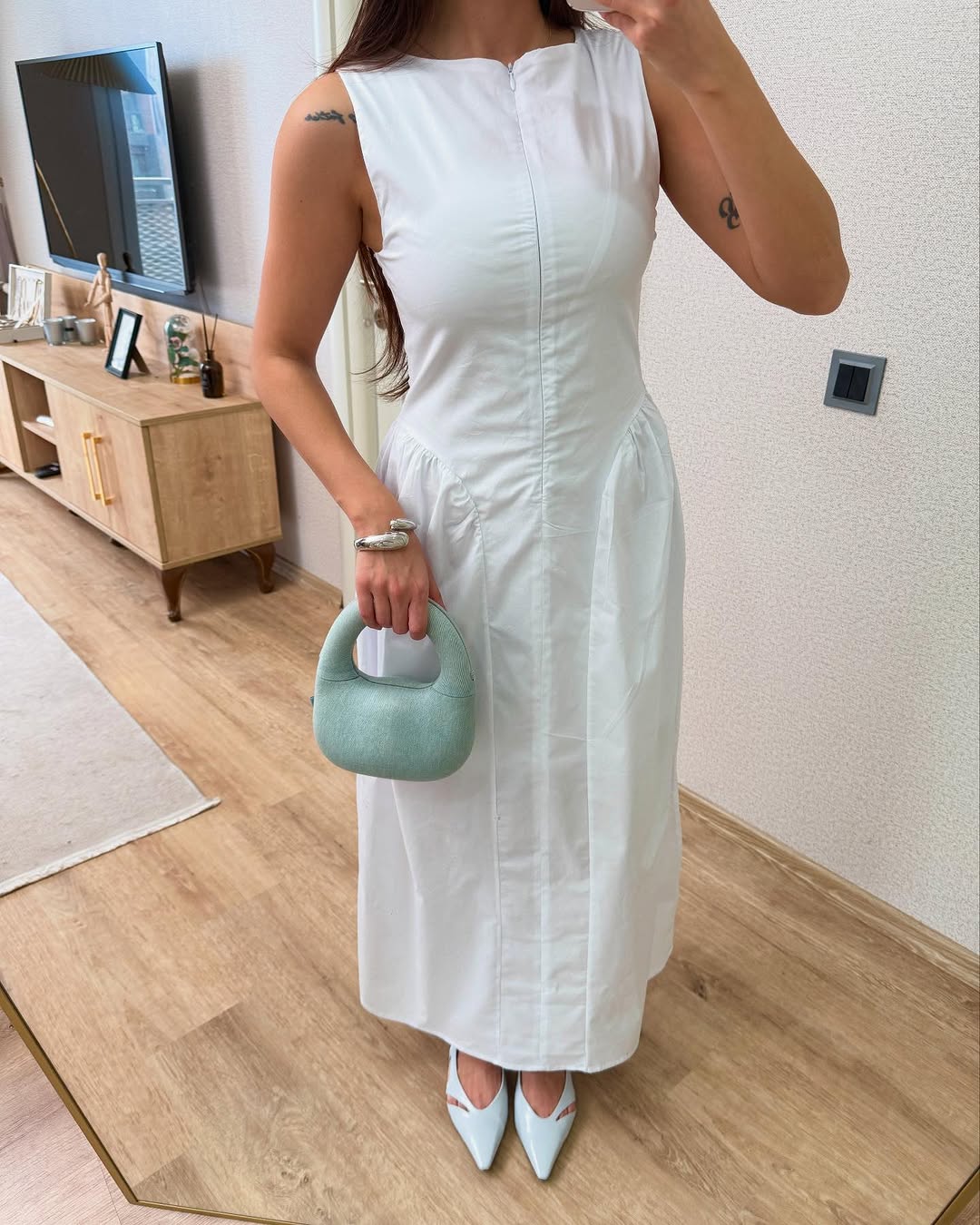 Sleeveless dress with a zipper on the chest