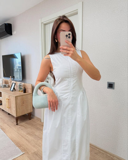 Sleeveless dress with a zipper on the chest