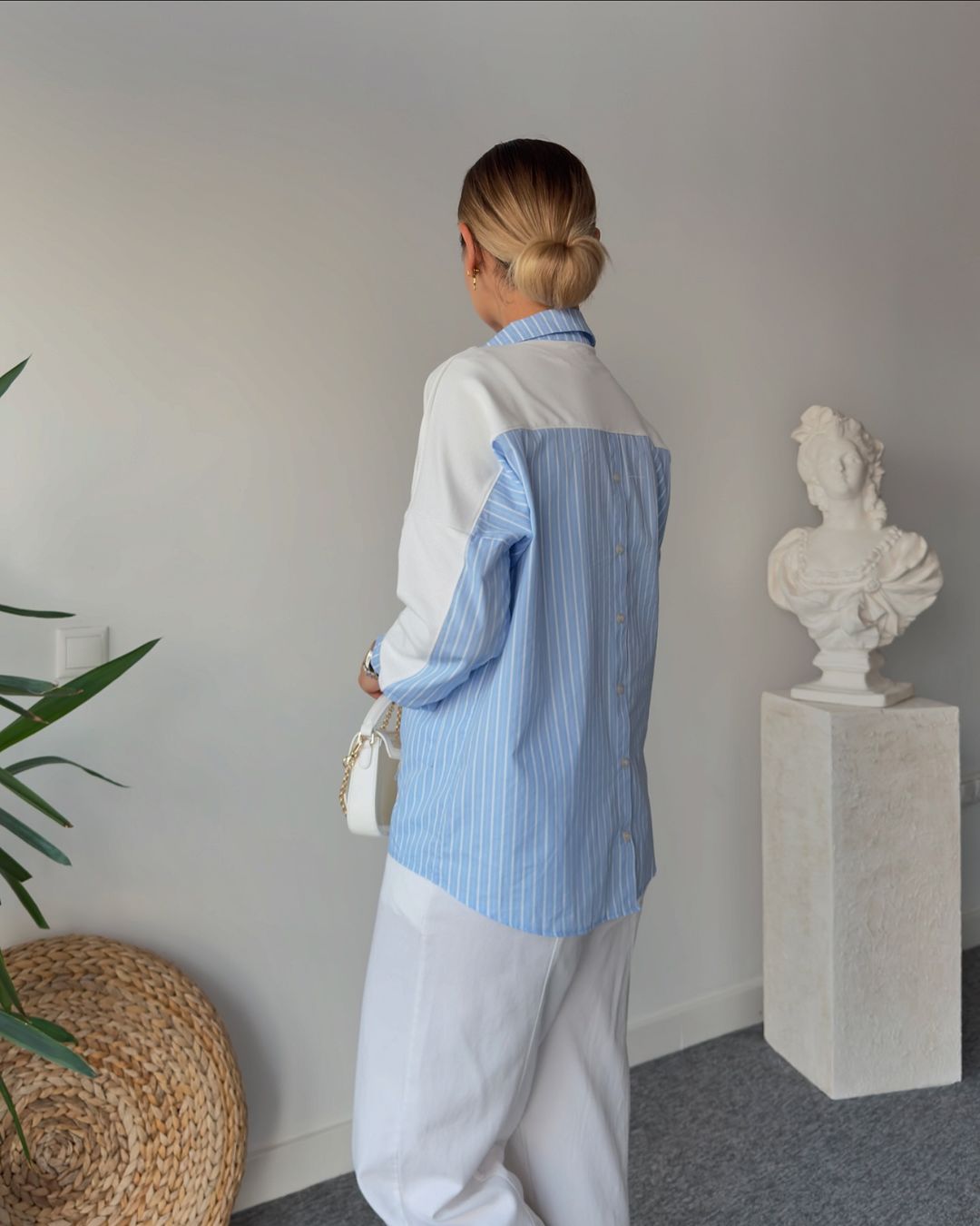 Sweatshirt with shirt details