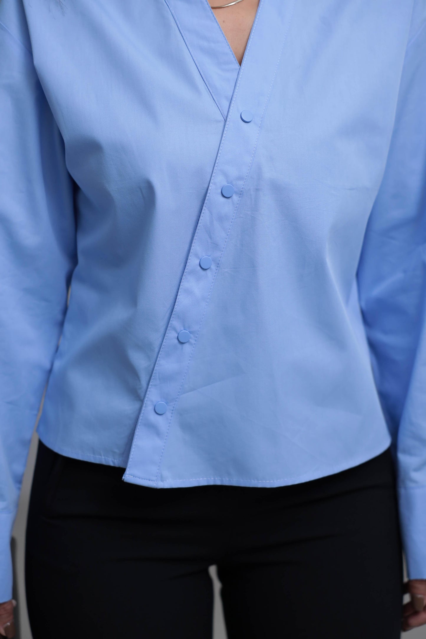 Two-piece shirt (wrappable like a skirt) in blue poplin fabric with an elegant design