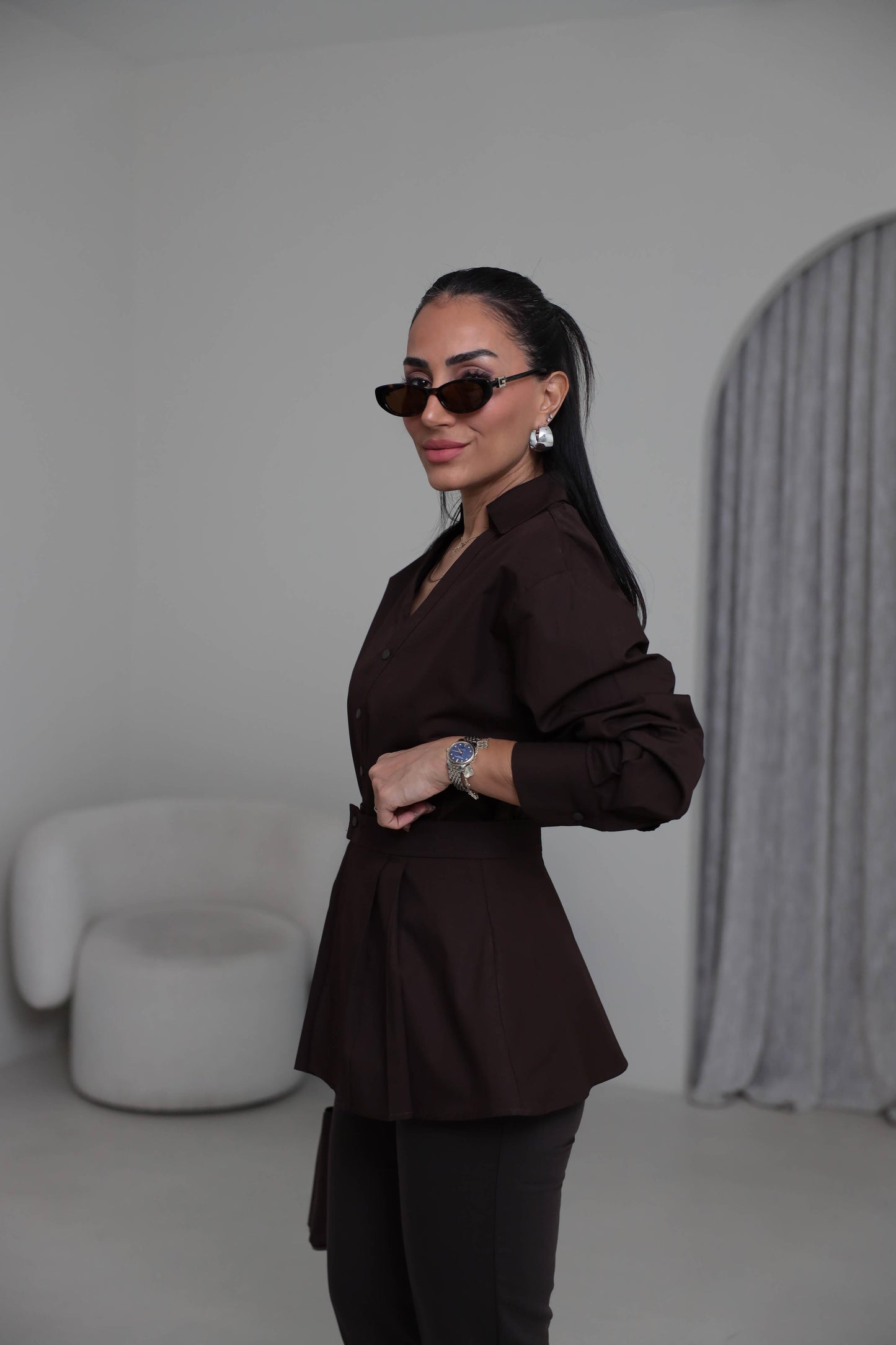 Two-piece shirt (wrappable like a skirt) in brown poplin fabric with an elegant design
