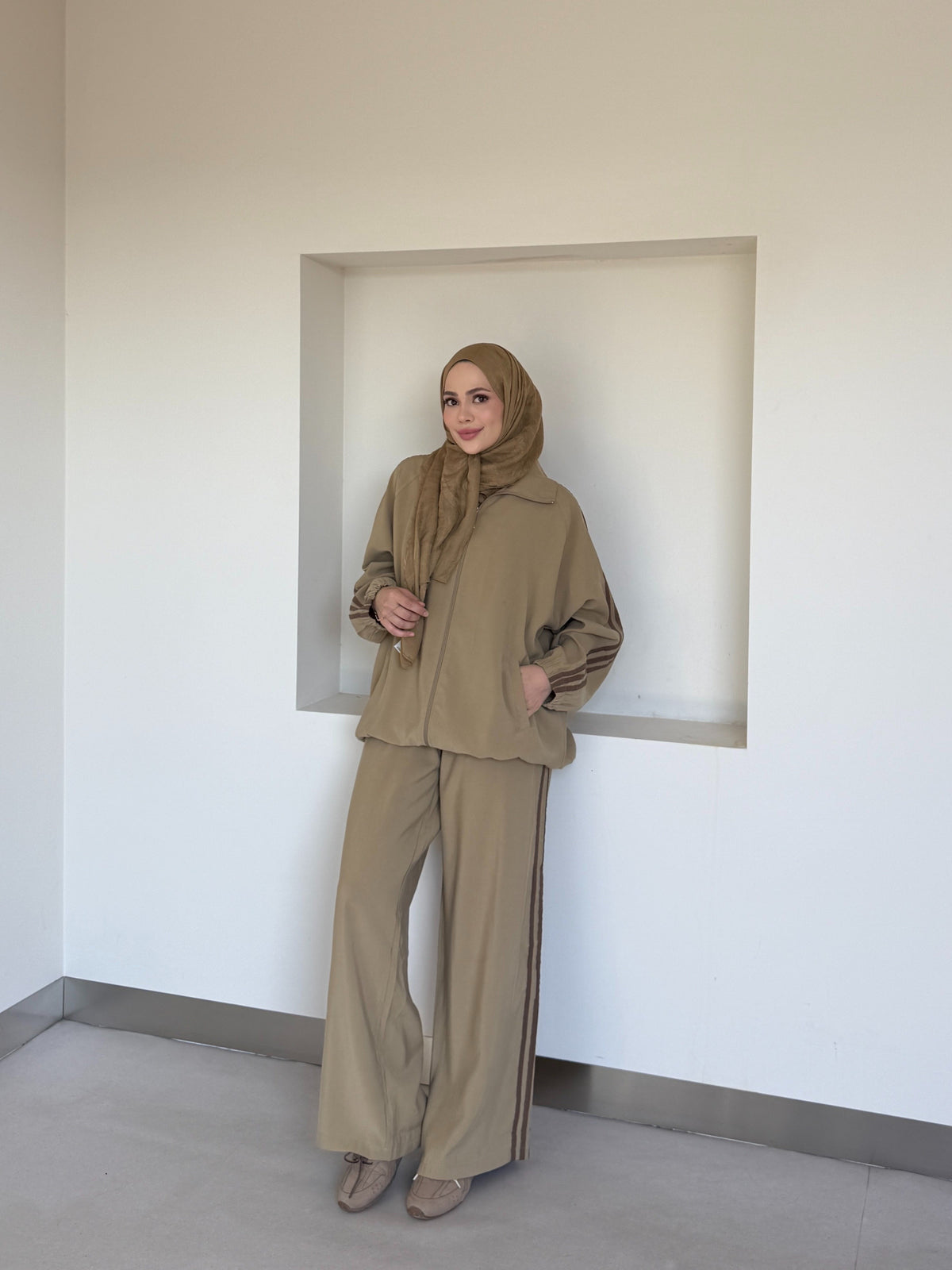 Zip-Up Tracksuit with White Side Stripes - camel